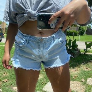 Light wash jean shorts 🧵